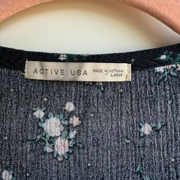 Active USA floral button down short sleeve crop top with bow in navy size large - Picture 3 of 11